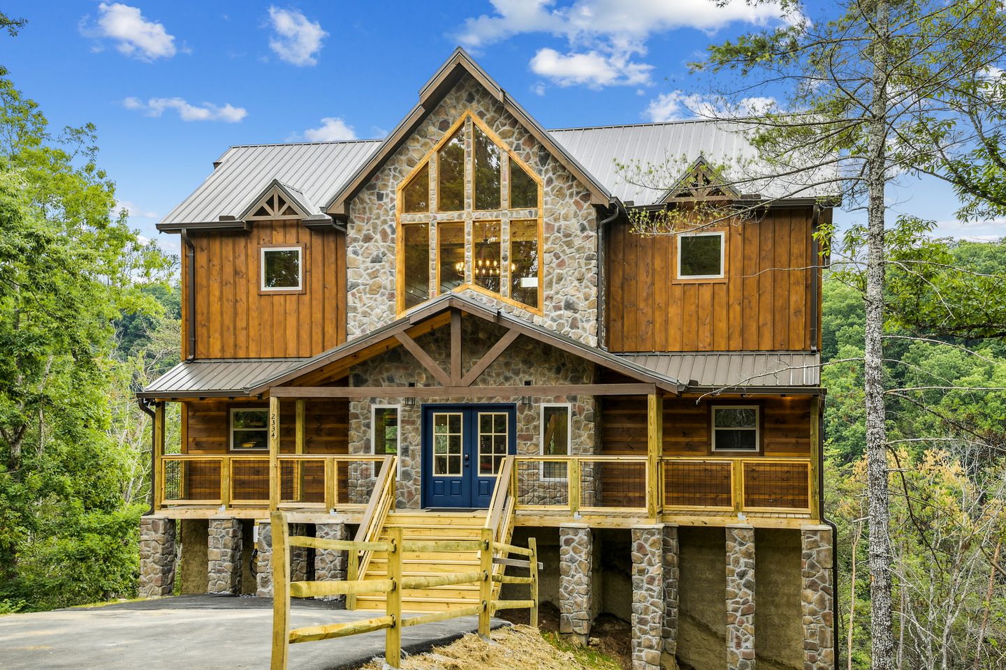 Unique, Custom-Designed Cabin with Hot-Tub Close to the Great Smoky Mountain National Park, Pigeon Forge in Tennesse