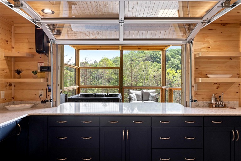 Unique, Custom-Designed Cabin with Hot-Tub Close to the Great Smoky Mountain National Park, Pigeon Forge in Tennesse