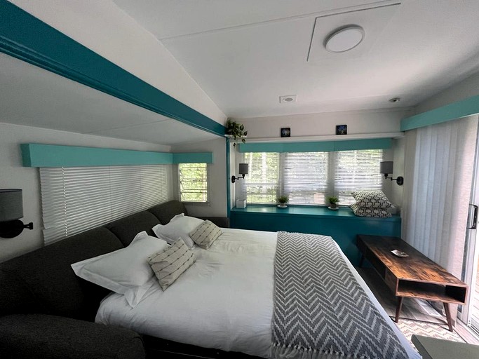 Caravans (Canada, Miller Lake, Ontario)
