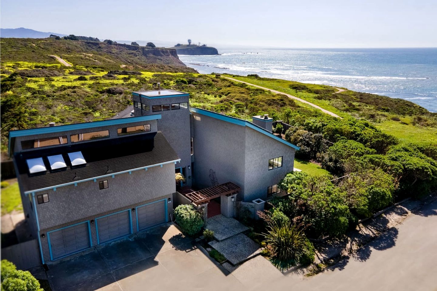 Incredible Oceanfront Retreat with Stunning Views for Group Getaways in Moss Beach, California
