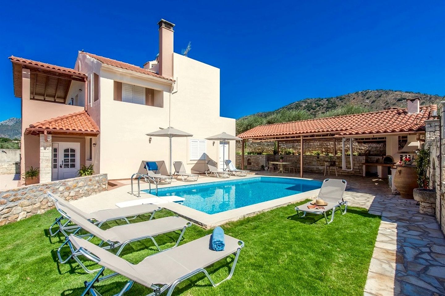 Charming Villa with Private Pool and Mountain Views near Beaches in Achlade, Rethymno