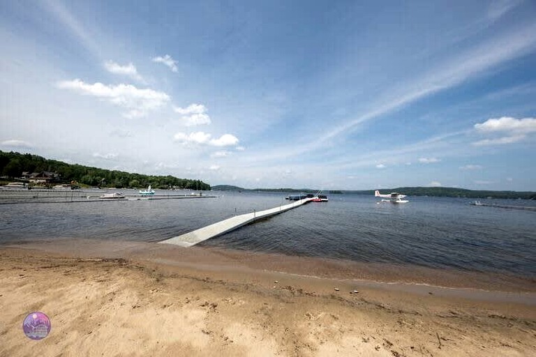 Cabins (Canada, Lac des Plages, Quebec)