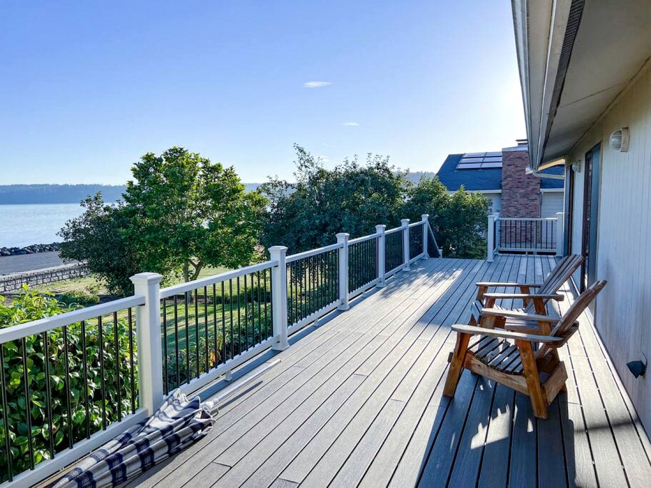 Waterfront Cottage with Large Deck, Foosball Table and Ping Pong Table in Washington