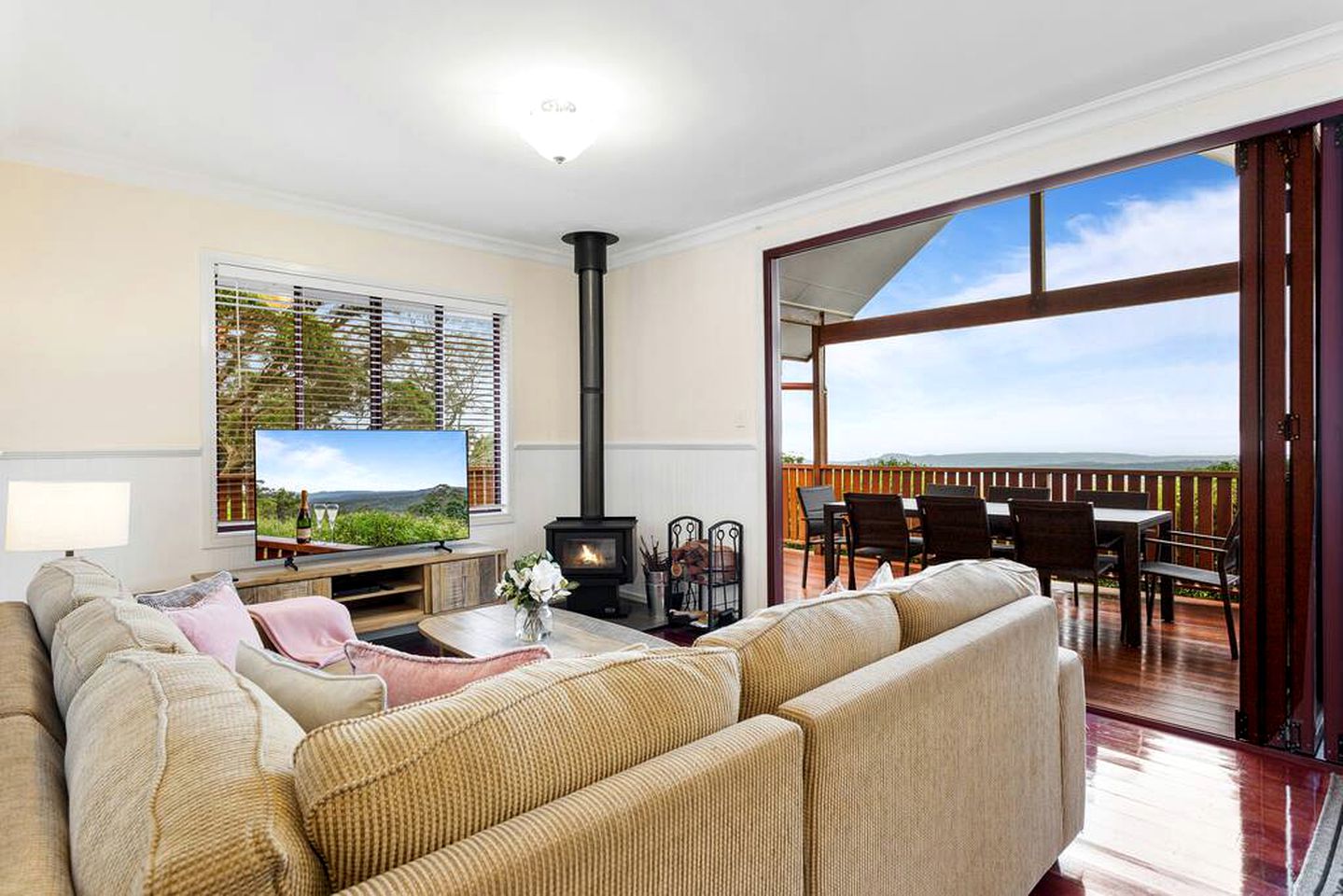 Cabins (Australia, Ravensbourne, Queensland)