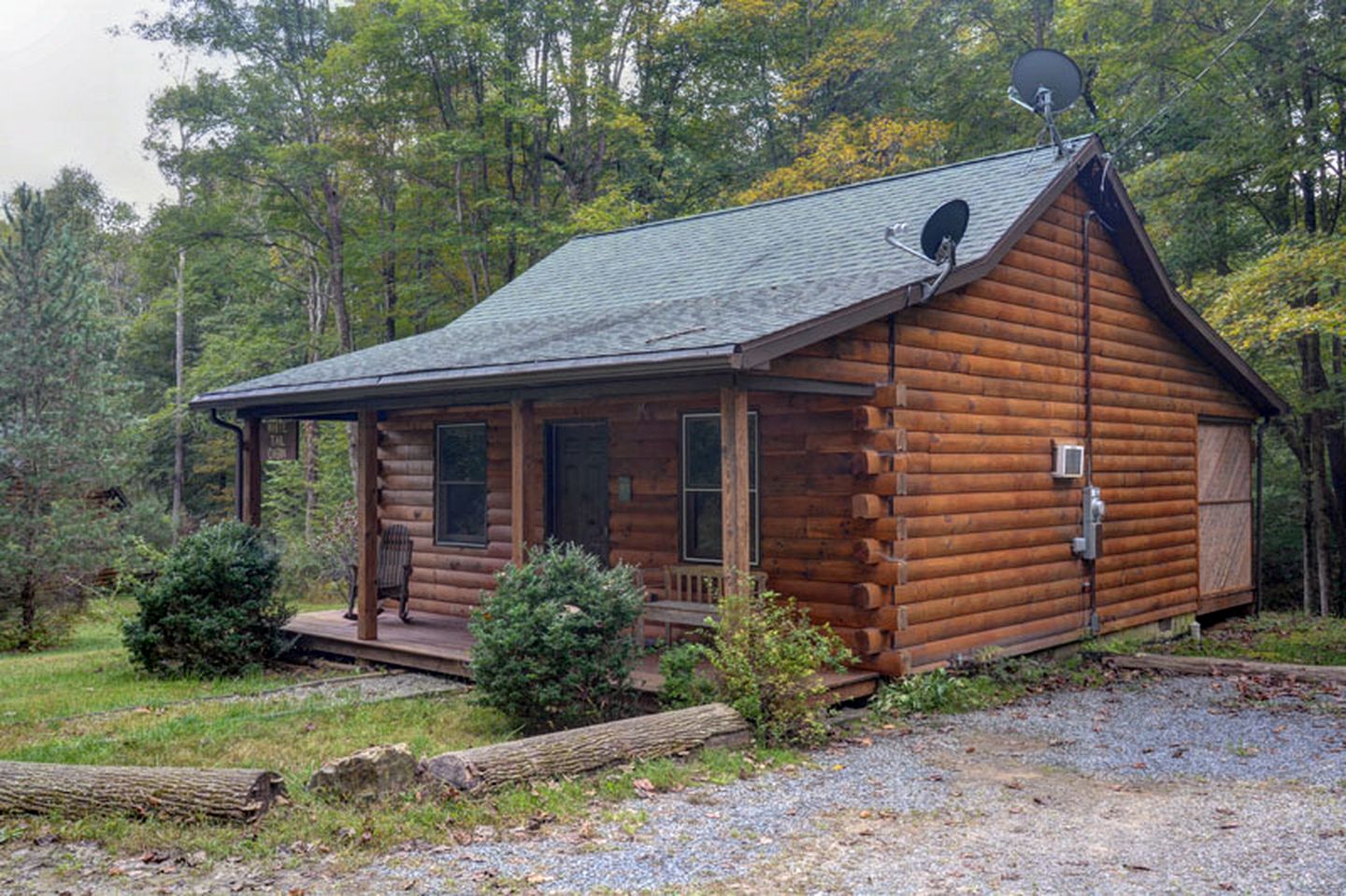 Gorgeous Cabin with Fire Pit and Hot Tub in Bruceton Mills, West Virginia
