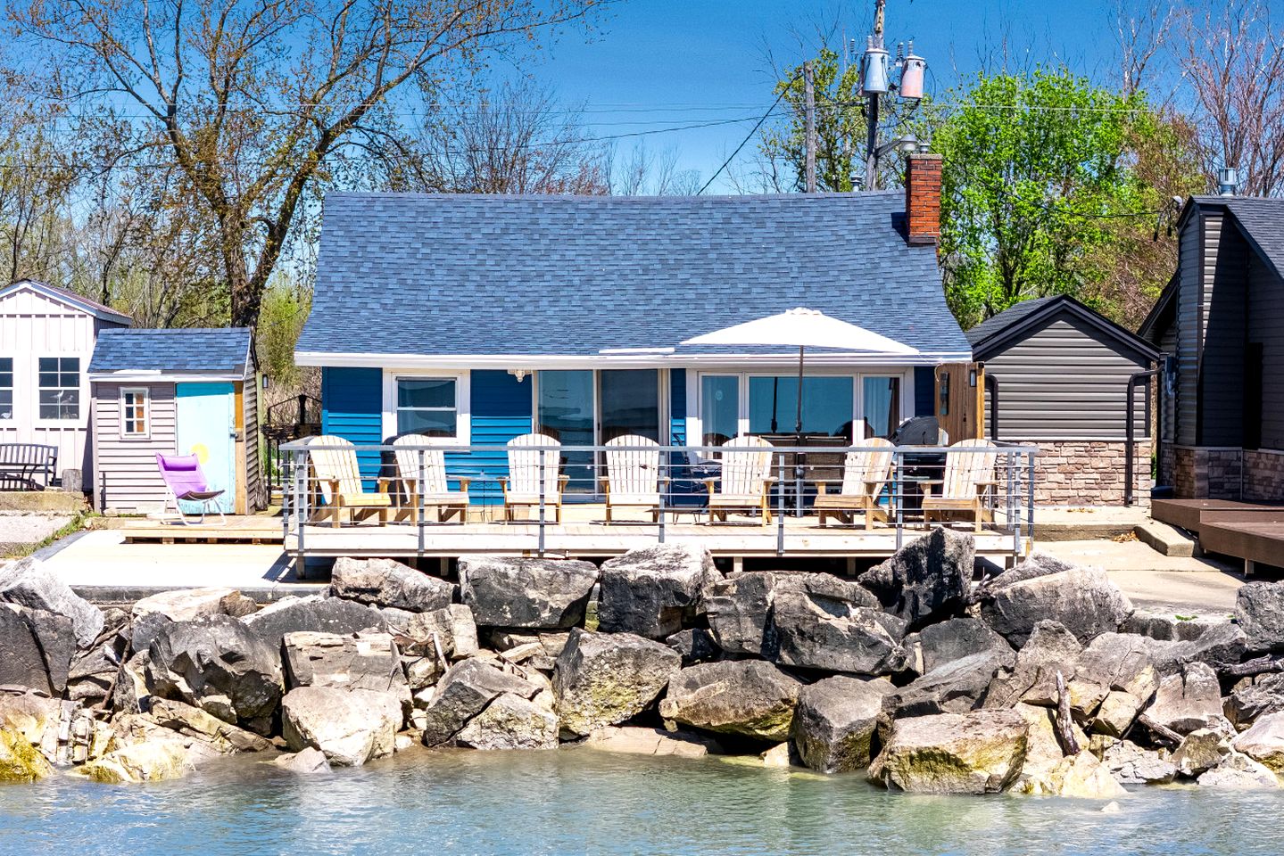 Charming Cottage on Lake Erie for an Unforgettable Kingsville Getaway in Ontario