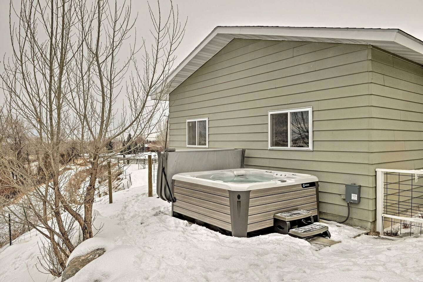 Tranquil Mountain Guesthouse with Hot Tub and Creek Views Near Trails in Lander, Wyoming