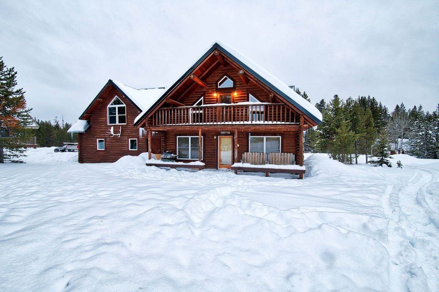 Spacious Log Cabin Retreat with Game Room & Hot Tub Near Island Park, Idaho