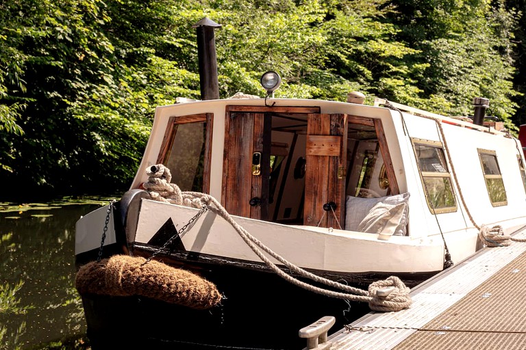 This beautiful houseboat rental is perfect for a calm weekend break in the midst of nature!