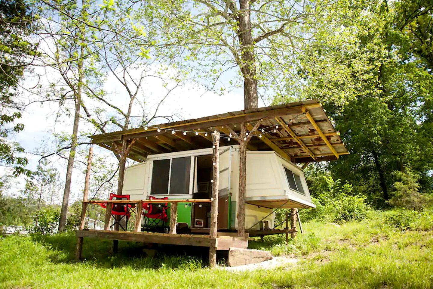 Vintage Camper Rental Ideal for Glamping in Missouri, MO