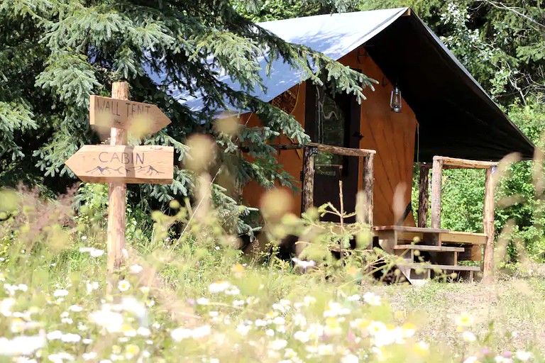 Cabins (Golden, British Columbia, Canada)