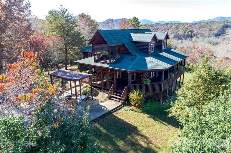 This great cabin surrounded by the mountains is perfect for a North Carolina Family Vacation