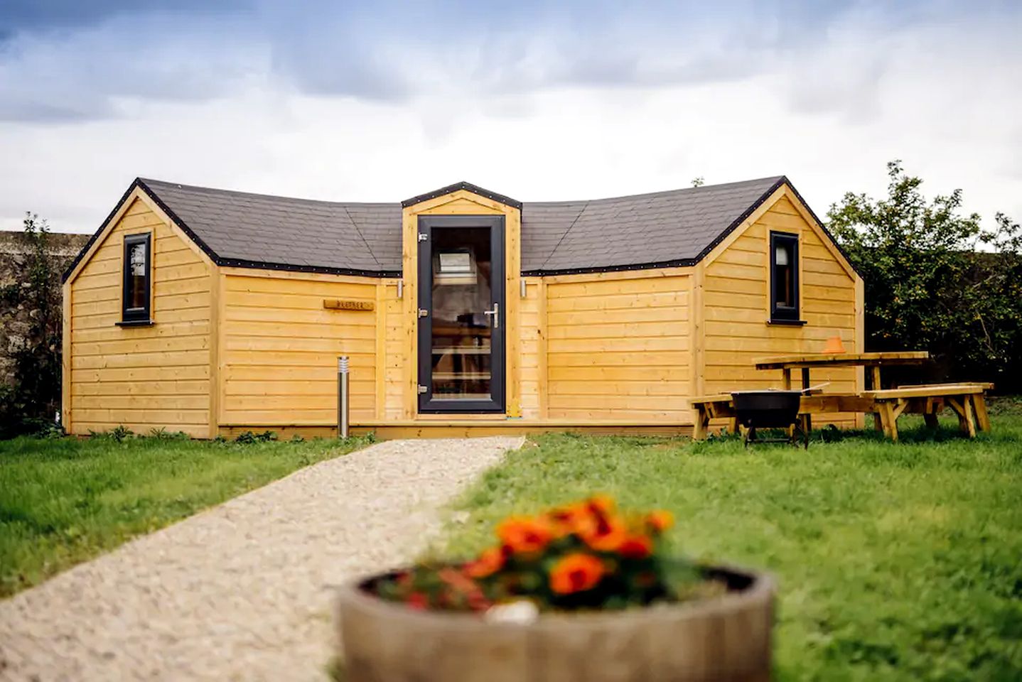 Charming Tiny House Rental for Glamping in Scotland