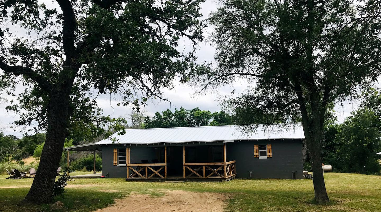 Creekside Cabin in Llano Ideal for a Weekend Getaway in Texas Hill Country