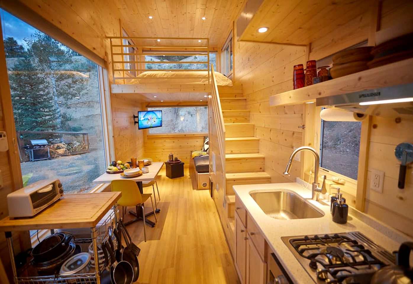 Bougie Tiny Home with Mountain Views, Hot Tub, Just 2 miles to Black Rock Hot Springs, NM