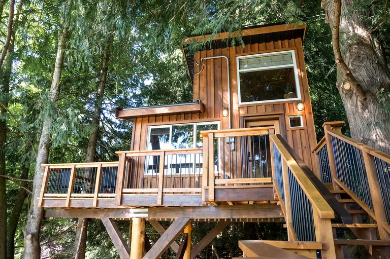 Tree house rental for glamping on Vancouver Island