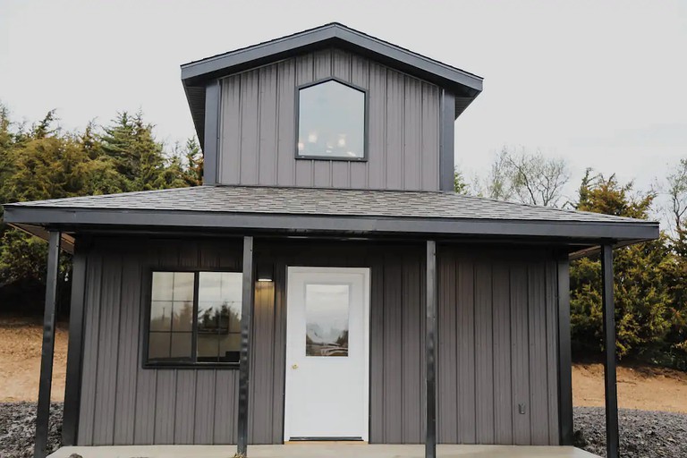 Exterior of barn rental in Missouri.