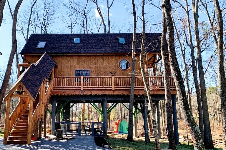 Private tree house rental with hot tub in Shenandoah Valley, VA