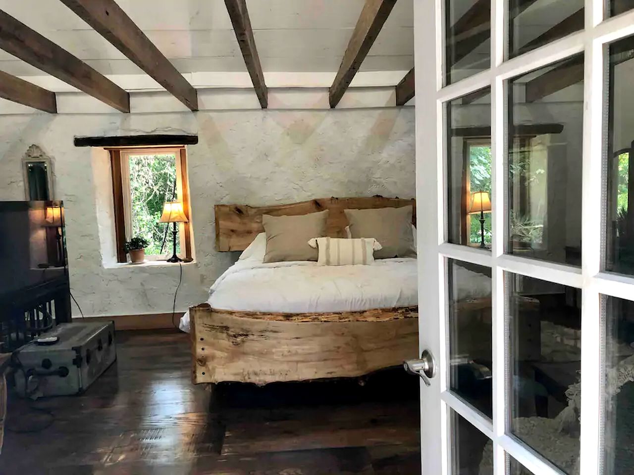 Enchanting Stone Cottage Perfect for Romantic Getaways near Washington D.C