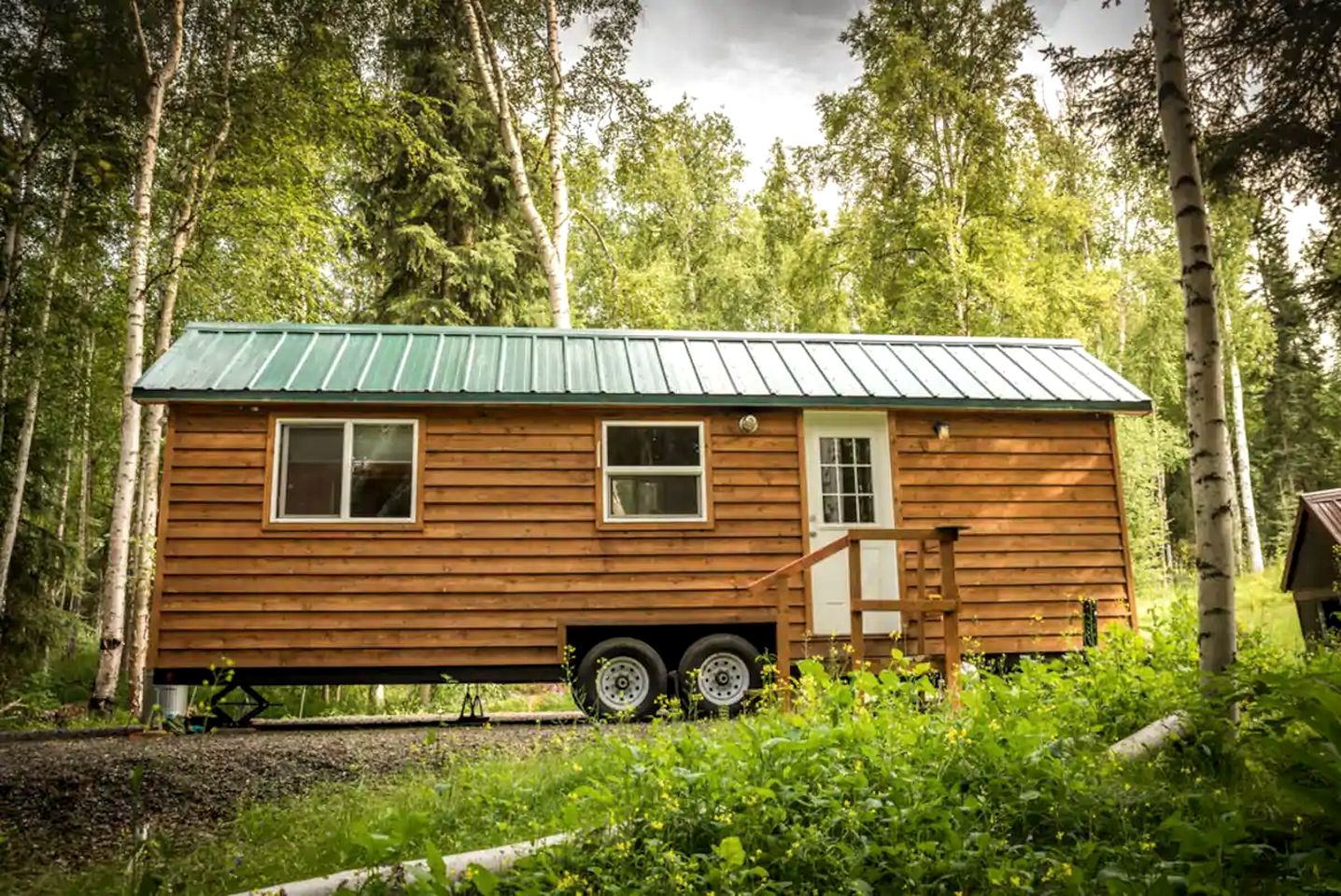 Comfortable Tiny House Rental near Fairbanks for Pet-Friendly Glamping in Alaska