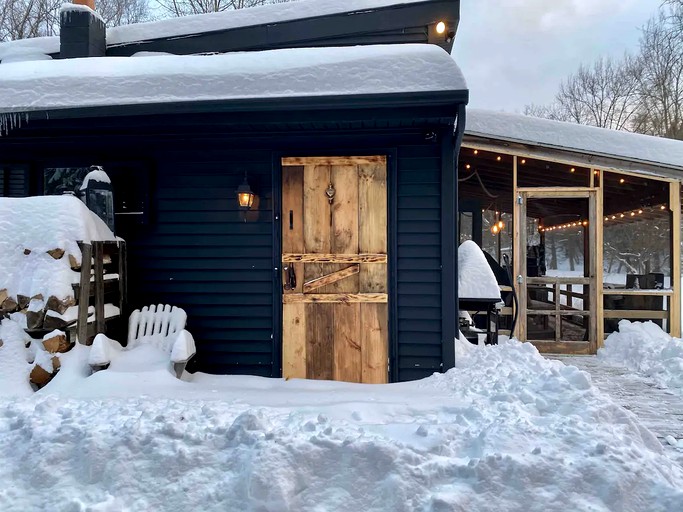 Enjoy upstate NY glamping at this cabin rental!