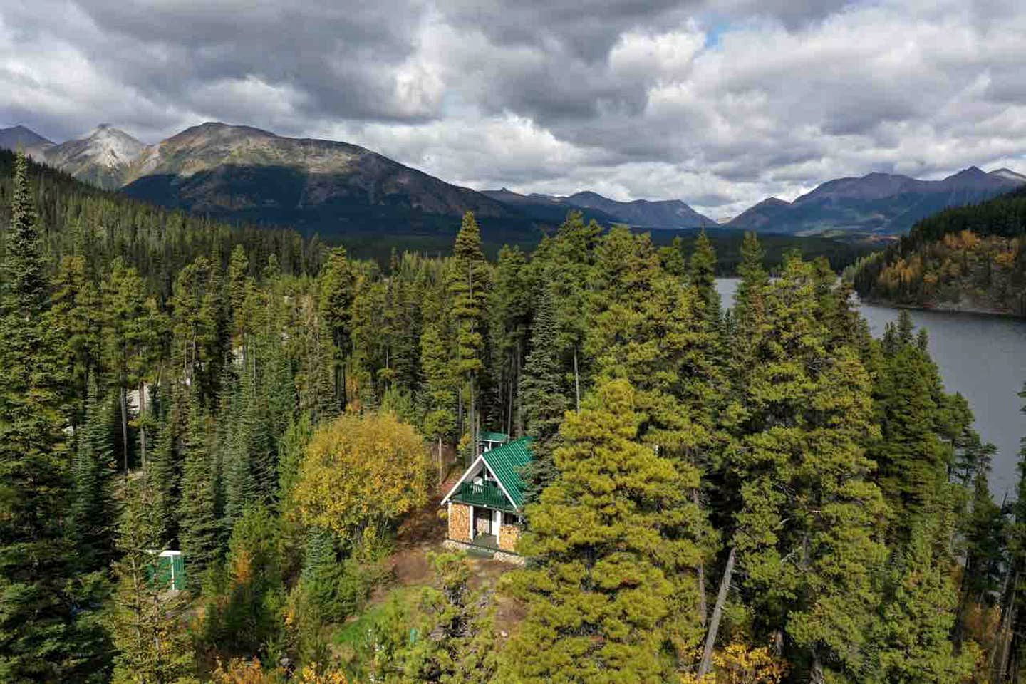 Picturesque Pet-Friendly Cabin with Amazing Views near Boya Lake, British Columbia