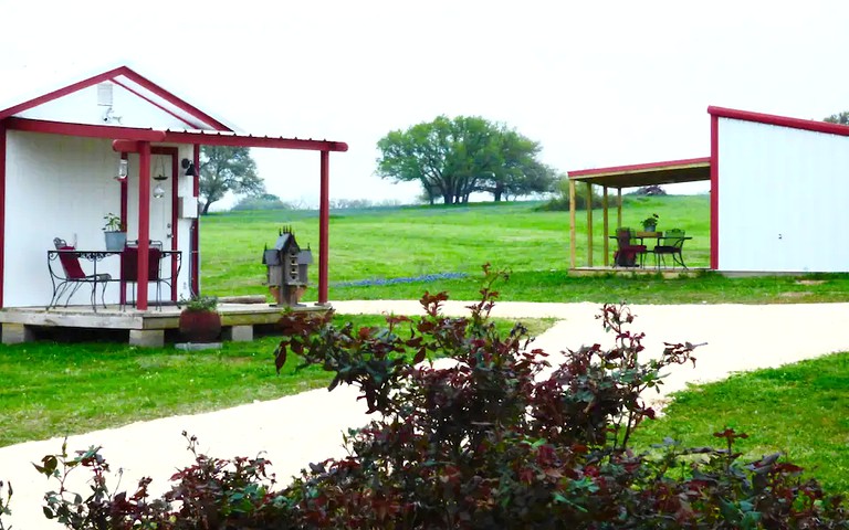 This lovely Texas cottage rental near Austin is ideal for nature enthusiasts.