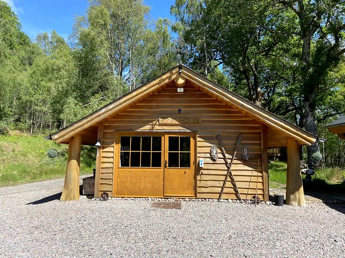 Highland cabin rental for glamping in Scotland