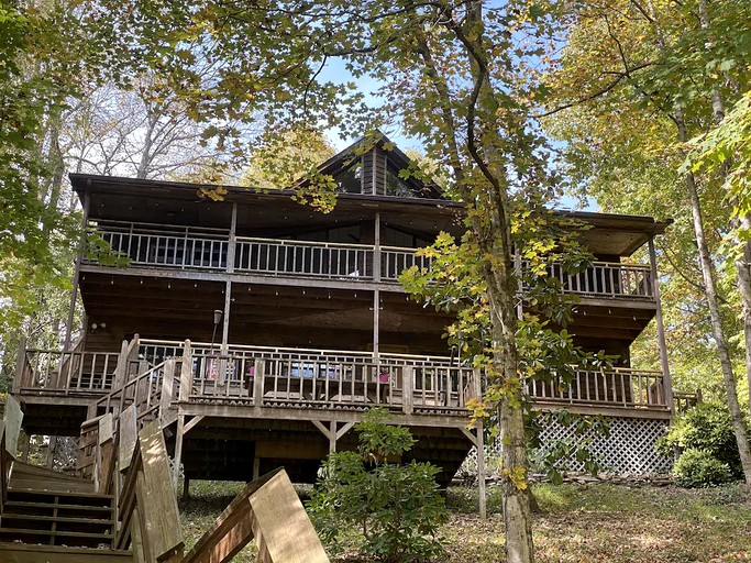 This Tennessee vacation rental on Norris Lake offers a fabulous nature retreat.