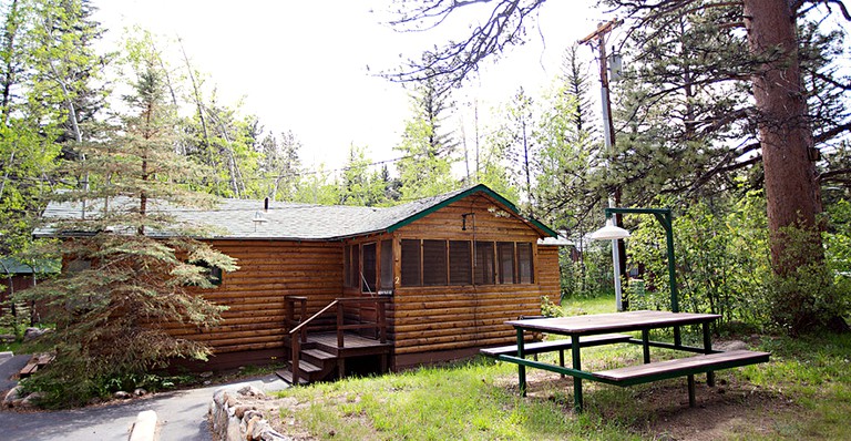 This gorgeous cabin is ideal for an Estes Park vacation.