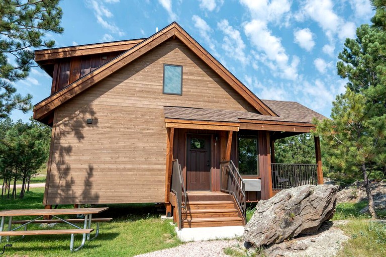 Providing up to six lucky guests with a fun-filled vacation in South Dakota, this warm and inviting Black Hills cabin is perfect for glamping in SD!