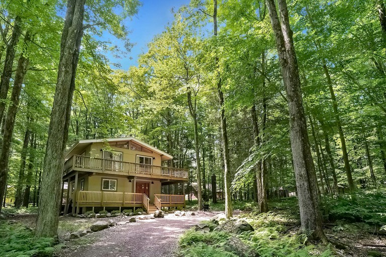 Cabins (Long Pond, Pennsylvania, United States of America)