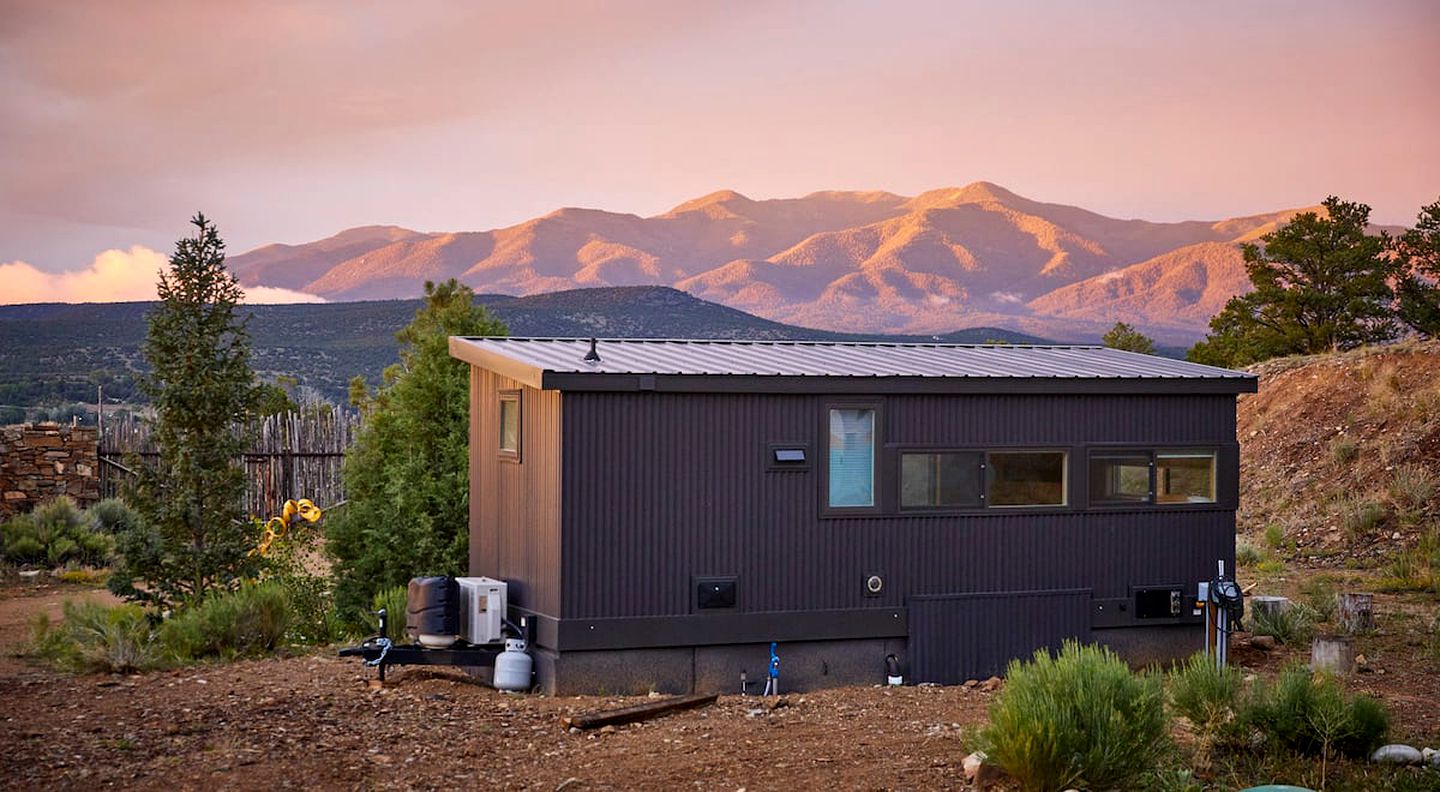 Rainbow Tiny Home with View & Hot Tub near Hot Springs, El Prado, NM