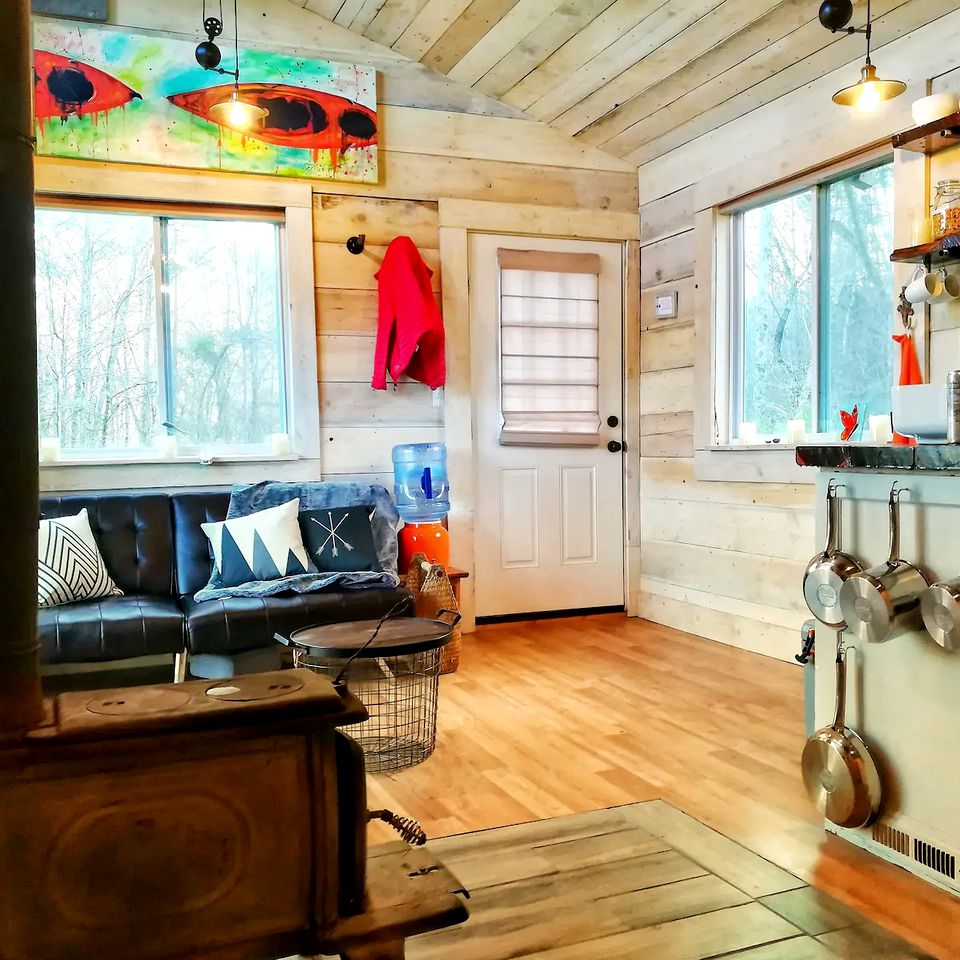 Remote and Off-Grid Tiny House Rental for Glamping in Alabama