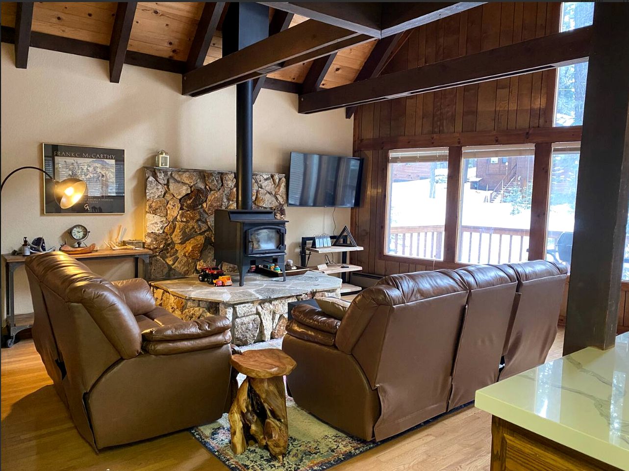Spacious Cabin Rental with a Cozy Fireplace Ideal for Lake Tahoe Family Vacations