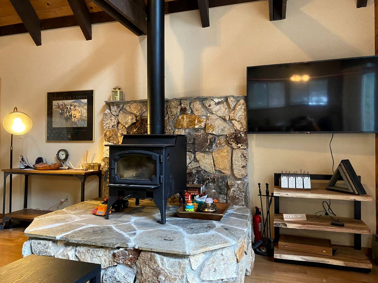Spacious Cabin Rental with a Cozy Fireplace Ideal for Lake Tahoe Family Vacations