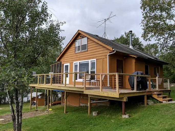 This gorgeous Minnesota cabin rental has a stunning location on Jackrabbit Island.
