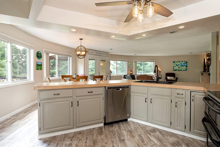 Cabins (Perrysville, Ohio, United States of America)