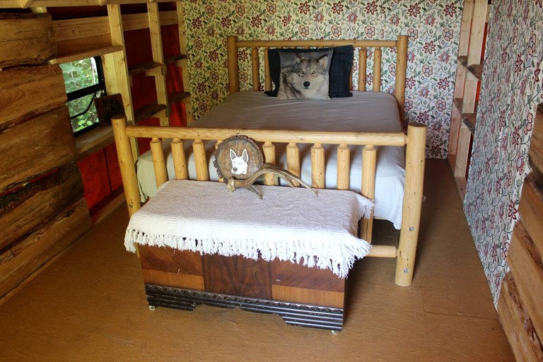 Cabins (Golden, British Columbia, Canada)