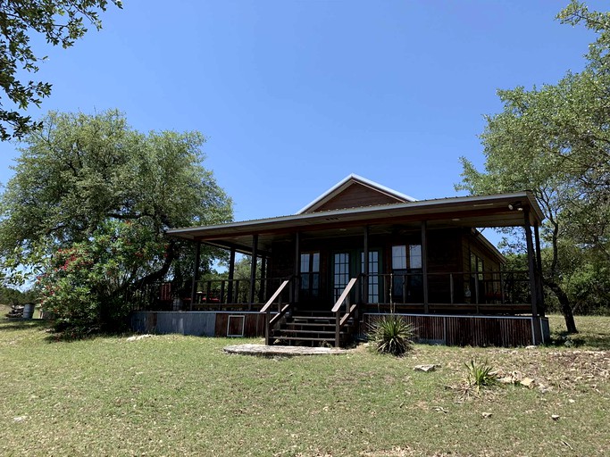 Cabins (Pipe Creek, Texas, United States of America)