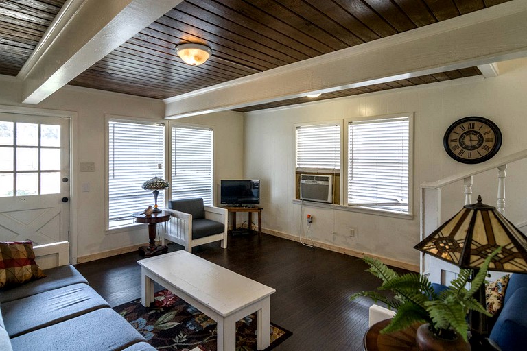 Cabins (Nacogdoches, Texas, United States)