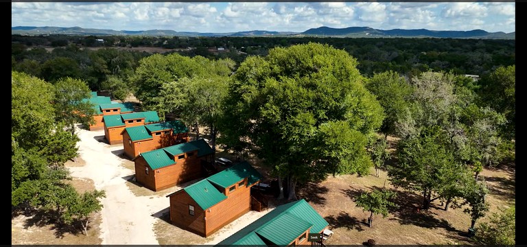 Memorable Family Vacations in this Charming Log Cabin Rental in Texas State | Cabins (Pipe Creek, Texas, United States of America)