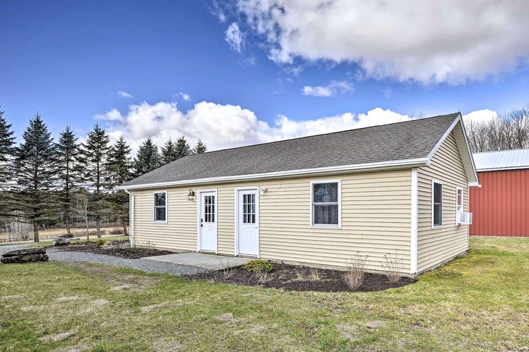Pennsylvania rental, with tennis courts and basketball courts on site, cabin is very near ski resorts and other activities around.