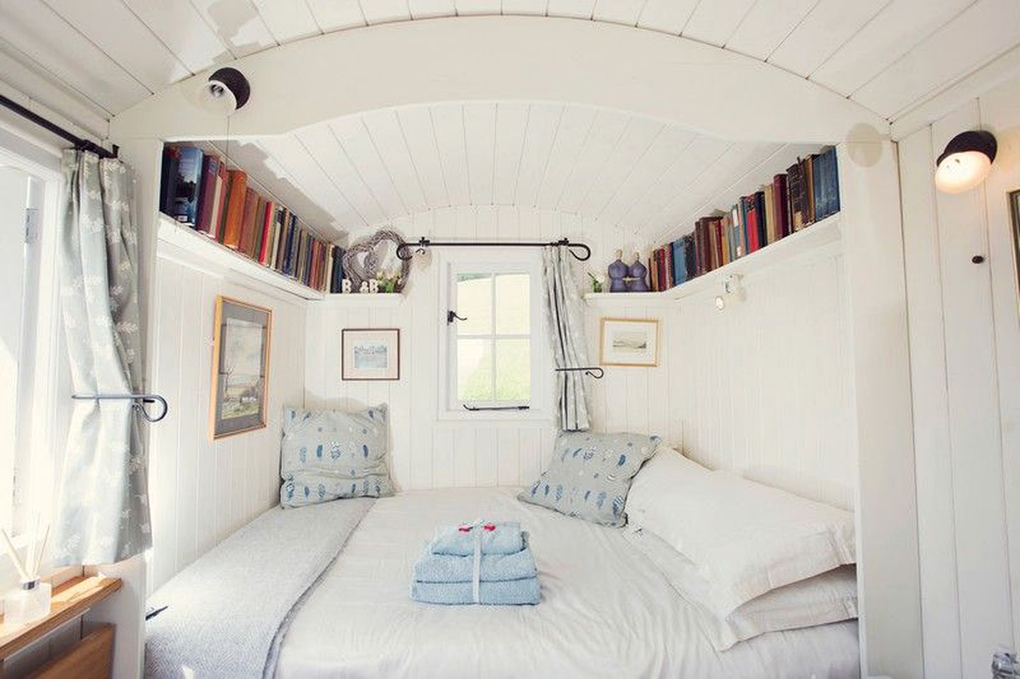Cosy Shepherd's Hut for Two to Go Glamping in Wales