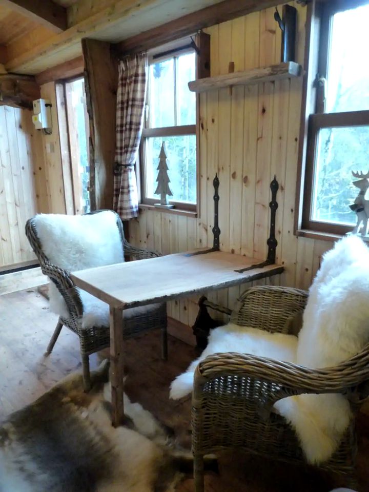Romantic Shepherd's Hut Rental for Glamping in Scotland