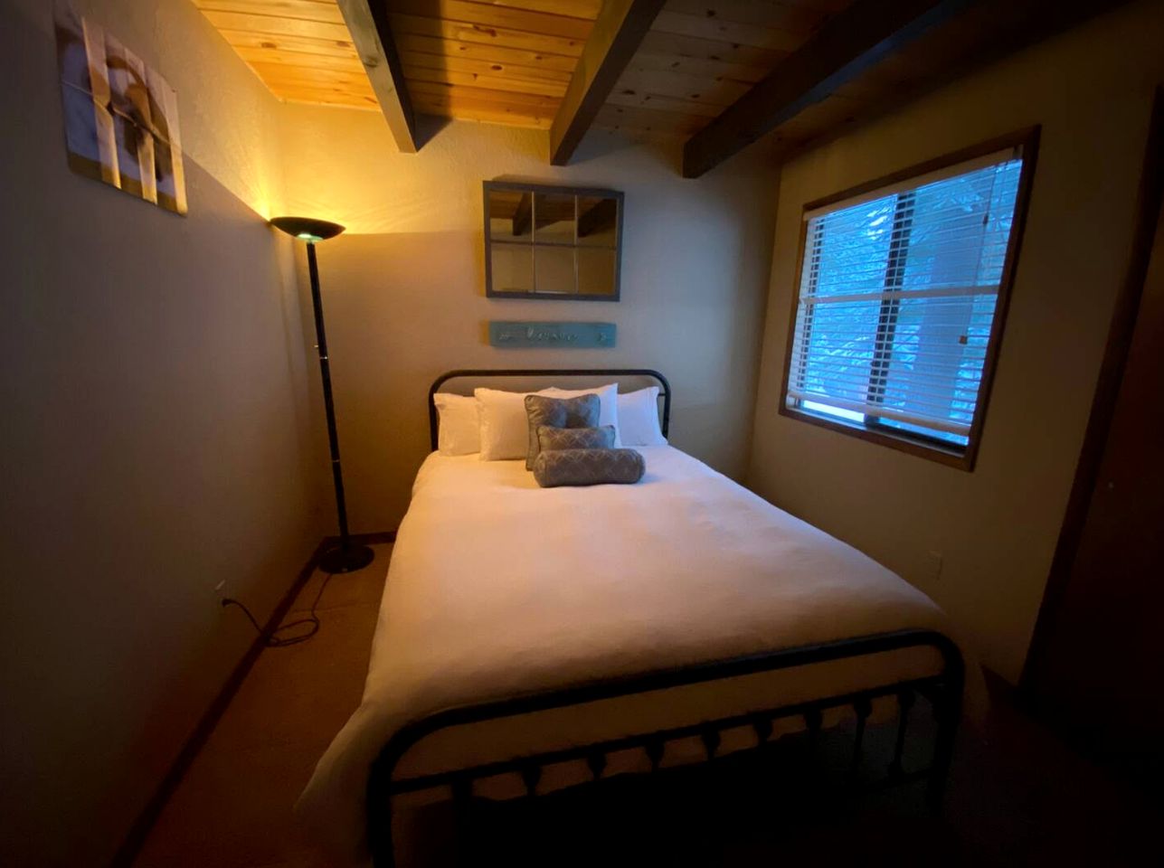 Spacious Cabin Rental with a Cozy Fireplace Ideal for Lake Tahoe Family Vacations