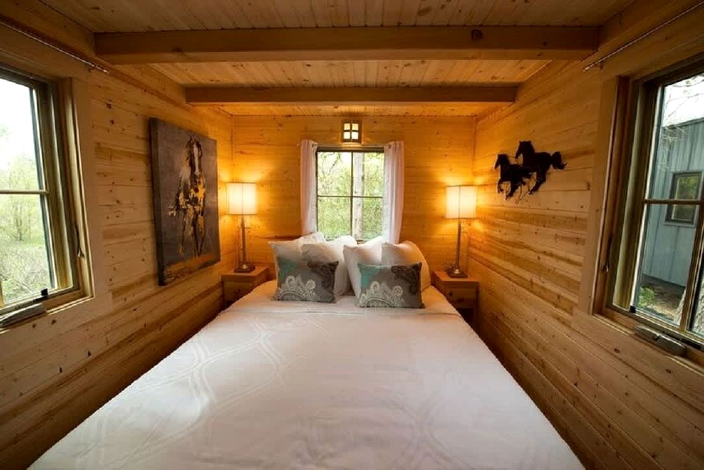 Comfortable Tiny House Rental Ideal for Texas Glamping
