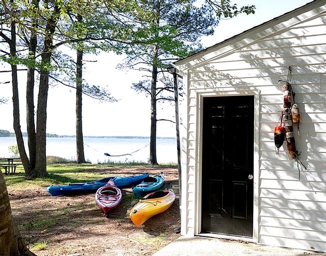 Cabins (White Stone, Virginia, United States of America)