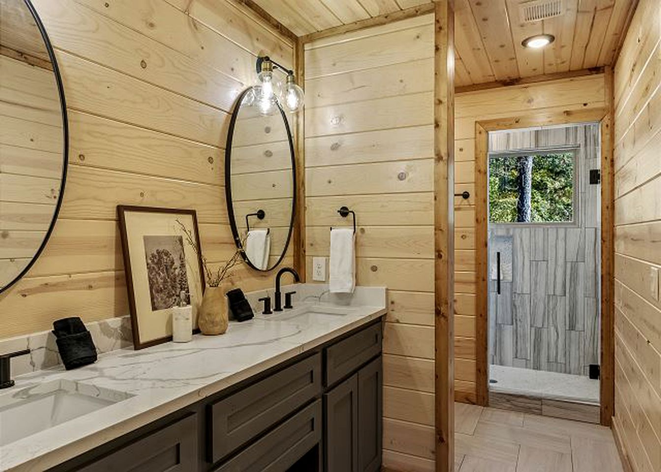 Fantastic Cabin Rental with a Hot Tub in Hochatown, Oklahoma - Ideal for a Family Glamping Retreat near Broken Bow Lake
