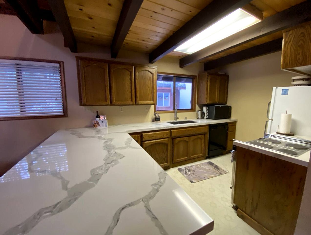 Spacious Cabin Rental with a Cozy Fireplace Ideal for Lake Tahoe Family Vacations